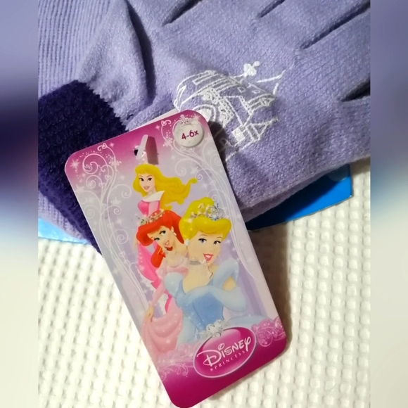 🔥SALE🔥Disney Princesses Belle Aurora Cinderella Girls Hat & Gloves NWT Sz 4-6X - Picture 3 of 3